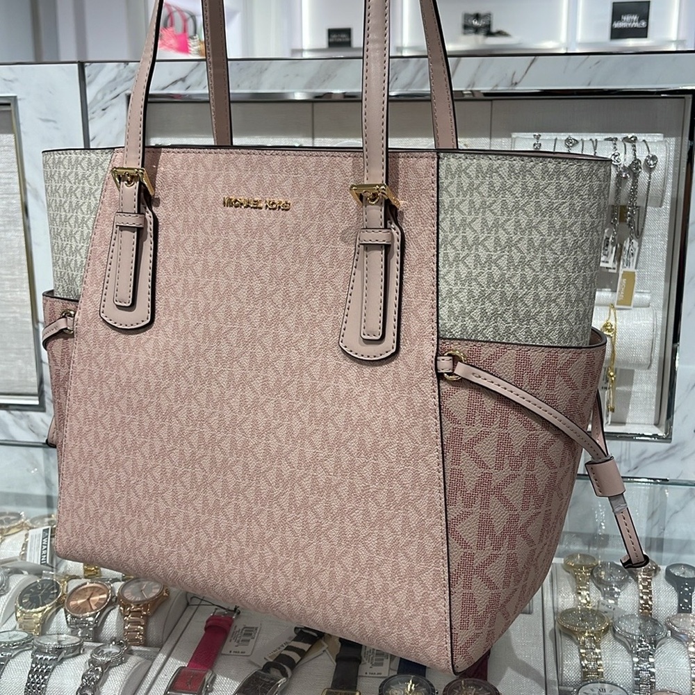 Michael Kors Voyager Large Color-Block Signature Logo Tote Bag
Powder Blush Mult - Picture 11 of 16